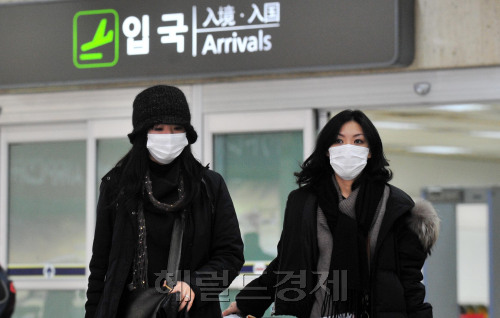 일본 대지진으로 방사능 유출이 계속되고 있어 20일 김포공항 입국장으로 교민, 토토사이트 해킹 신고 등이 입국하고 있다.<br alt=
