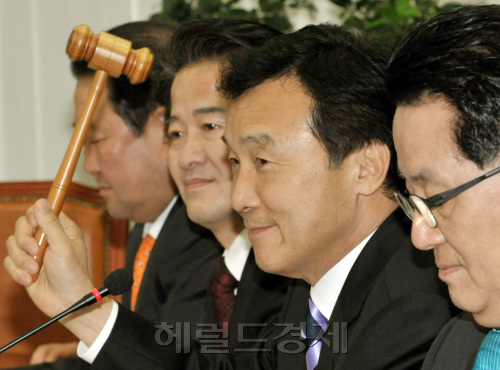 민주당 손학규 대표가 21일 오전 국회에서 열린 최고위원회의에서 개회를 선언하고 있다.양동출dcyang@heraldm.com/110321/
민주당 손학규 대표가 21일 오전 국회에서 열린 최고위원회의에서 개회를 선언하고 있다.양동출dcyang@heraldm.com/110321/
민주당 손학규 대표가 21일 오전 국회에서 열린 최고위원회의에서 개회를 선언하는 의사봉을 두드리고 있다. 손 대표는 이 자리에서 4ㆍ27 재보선과 관련해 “단일화, 야권연대에 참여하는 모든 정당, 시민단체는 통합의 정신으로 진정성을 가지고 임해 달라”고 말했다. 양동출 기자dcyang@heraldm.com