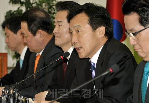 민주당 손학규 대표가 21일 오전 국회에서 열린 최고위원회의에서 모두발언을 하고 있다.양동출dcyang@heraldm.com/110321/
민주당 손학규 대표가 21일 오전 국회에서 열린 최고위원회의에서 모두발언을 하고 있다.양동출dcyang@heraldm.com/110321/
