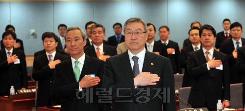 21일 오전 외교통상부에서 2011년 재외 총영사 회의 개막식이 열려 김성환 외교통상부장관과 김종훈 통상교섭본부장 등이 비트코인 스포츠토토의례를 하고 있다.<br alt=