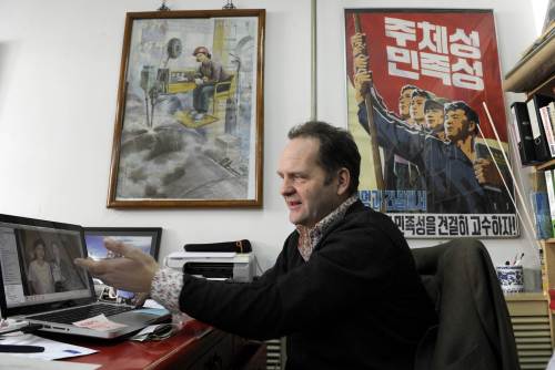 <YONHAP PHOTO-2112> To go with AFP story 'Lifestyle-Asia-tourism-NKorea-China,FEATURE' by Pascale Trouillaud This photo taken on January 28, 2011 shows Nicholas Bonner, an owner of the Koryo tour agency, showing off snap shots from North Korean daily life at his office in Beijing. Millions of tourists visit Asia each year for its pristine beaches and cultural treasures, but Nick Bonner offers travellers something different: the "socialist paradise" of North Korea. AFP PHOTO / LIU Jin /2011-03-18 18:47:43/ <저작권자 ⓒ 1980-2011 ㈜연합뉴스. 무단 전재 재배포 금지.>
Nicholas Bonner, an owner of the Koryo tour agency, shows off snapshots from North Korean daily life at his office in Beijing.    AFP-Yonhap News