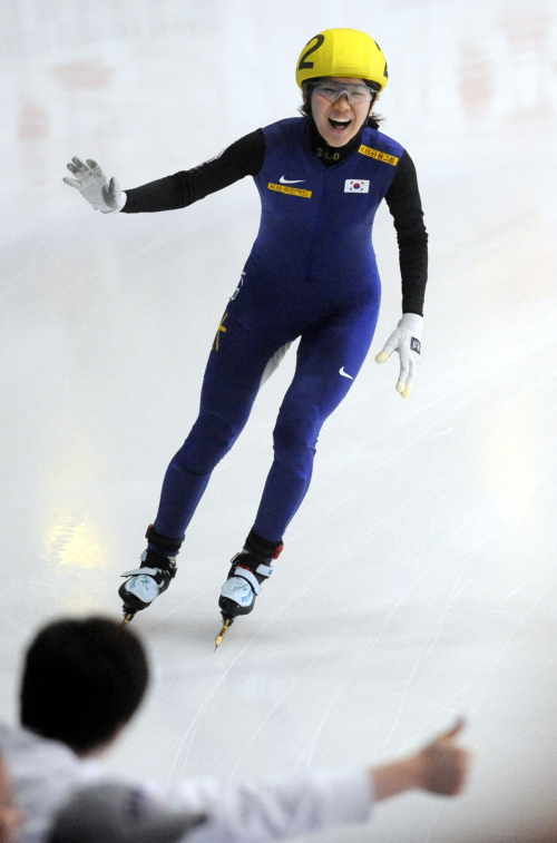 <YONHAP PHOTO-0279> Korea's Hyunsun Hwang celebrates after winning her race in the 500 m women's final at the ISU World Short Track Speed Skating Team Championships, in Warsaw, Poland, Sunday, March 20, 2011. (AP Photo/Alik Keplicz)/2011-03-21 01:14:32/ <저작권자 ⓒ 1980-2011 ㈜연합뉴스. 무단 전재 재배포 금지.>
Korea’s Hwang Hyun-sun celebrates after winning the 500-meter women’s final.  AP-Yonhap News