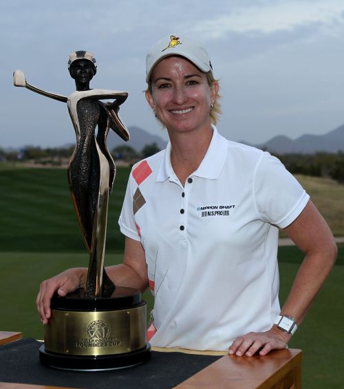 <YONHAP PHOTO-1294> PHOENIX, AZ - MARCH 20: Karrie Webb of Australia poses with the championship trophy after the final round of the RR Donnelley LPGA Founders Cup at Wildfire Golf Club on March 20, 2011 in Phoenix, Arizona. Stephen Dunn/Getty Images/AFP== FOR NEWSPAPERS, INTERNET, TELCOS & TELEVISION USE ONLY == /2011-03-21 10:38:32/ <저작권자 ⓒ 1980-2011 ㈜연합뉴스. 무단 전재 재배포 금지.>
Karrie Webb of Australia poses with the championship trophy.  AFP-Yonhap News