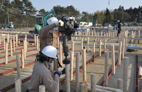 <YONHAP PHOTO-0690> Workers begin construction of temporary housing in the devastated town of Rikuzentakata on March 19, 2011. The government of the world's third-biggest economy has been insisting that there is no widespread threat of radiation but confirmed that fresh foodstuffs were now showing signs of contamination. AFP PHOTO / KIM JAE-HWAN /2011-03-20 11:56:14/ <저작권자 ⓒ 1980-2011 ㈜연합뉴스. 무단 전재 재배포 금지.>
Workers begin constructing temporary housing in the devastated town of Rikuzentakata on Saturday.  AFP-Yonhap News
