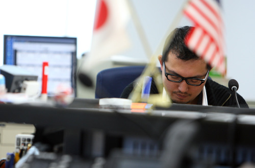 <YONHAP PHOTO-1371> A currency trader works at a foreign exchange brokerage in Tokyo, Japan, on Thursday, March 17, 2011. The yen reached a post-World War II record against the dollar, jumping 4.5 percent in 26 minutes amid thin liquidity as the risk of radiation leaks from a crippled Japanese nuclear plant stoked speculation insurers and investors will redeem overseas assets to pay for reconstruction. Photographer: Tomohiro Ohsumi/Bloomberg /2011-03-17 13:01:11/ <저작권자 ⓒ 1980-2011 ㈜연합뉴스. 무단 전재 재배포 금지.>
A currency trader works at a foreign exchange brokerage in Tokyo.  Bloomberg