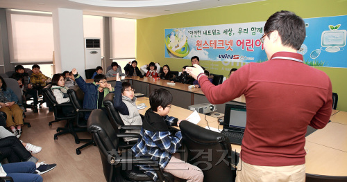 네트워크 정보보안 전문기업 윈스테
크넷이 경기도 성남 산운초등학교
에서 어린이 34명이 참석한 가운데 어린이 보안교실을 열었다고 22일 밝혔다.
디도스 공격을 계기로 개설된 이 프로그램은 초등학생 눈높이에 맞춰 최신 보
안위협 및 인터넷 사용 보안수칙 등을 설명하는 자리다.
