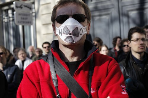 A demonstrator wears gas mask during an anti-nuclear protest in Paris. Fueled by the nuclear crisis unfolding in Japan following the country's earthquake, demonstrators are demanding that France end its dependence on nuclear power. (AP-Yonhap News)