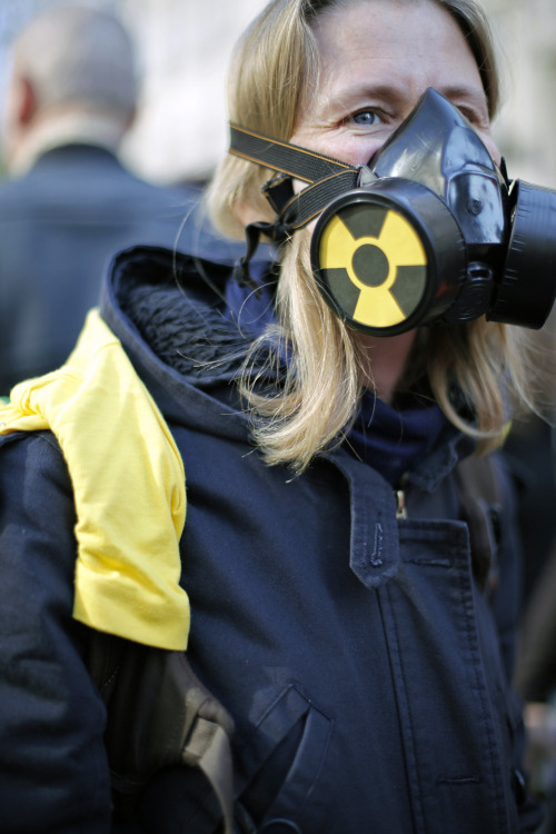 A demonstrator wears a gas during an anti-nuclear protest in Paris.  (AP-Yonhap News)