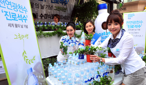2011년 세계 물의날을 기념해 21일 (주)석수와 퓨리스는 서울 명동거리에서 생수병을 재활용해 수경재배화분을 선보이고 시민들에 나눠주는 행사를 가졌다.<br />김명섭 기자 msiron@
2011년 세계 물의날을 기념해 21일 (주)석수와 퓨리스는 서울 명동거리에서 생수병을 재활용해 수경재배화분을 선보이고 시민들에 나눠주는 행사를 가졌다.
김명섭 기자 msiron@