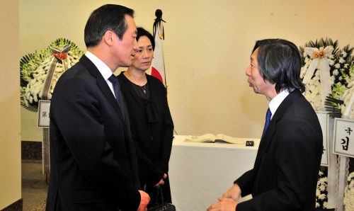 21일 오전 정몽준 한나라당 최고위원이 서울 일본대사관을 방문해 일본 지진 희생자에 대한 예를 표한 후 무토 마사토시 대사를 위로하고 있다.<br />김명섭 기자 msiron@
21일 오전 정몽준 한나라당 최고위원이 서울 일본대사관을 방문해 일본 지진 희생자에 대한 예를 표한 후 무토 마사토시 대사를 위로하고 있다.
김명섭 기자 msiron@