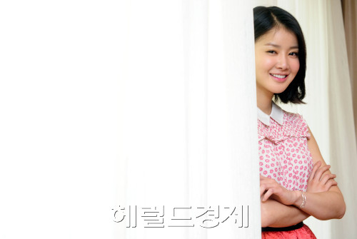 영화 '위험한 상견례'의 배우 이시영이 21일 오후 서울 안국동 프레이저 스위트에서 인터뷰를 가지고 있다. 박해묵 기자/mook@heraldm.com
영화 '위험한 상견례'의 배우 이시영이 21일 오후 서울 안국동 프레이저 스위트에서 인터뷰를 가지고 있다. 박해묵 기자/mook@heraldm.com
