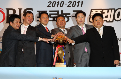 <YONHAP PHOTO-1591> 6강 PO 감독들, '또 만났네' (서울=연합뉴스) 전수영 기자 = 2010-2011 현대모비스 프로농구 플레이오프 열전돌입을 앞두고 21일 오전 서울 중구 소공동 롯데호텔에서 열린 미디어데이 행사에서 6강진출 감독들이 우승컵을 앞에 두고 포즈를 취하고 있다. 사진 왼쪽부터 전자랜드 유도훈, KCC 허재, 삼성 안준호, KT 전창진, LG 강을준, 동부 강동희 감독. 2011.3.21 swimer@yna.co.kr/2011-03-21 13:43:46/ <저작권자 ⓒ 1980-2011 ㈜연합뉴스. 무단 전재 재배포 금지.>
KBL coaches pose with the championship trophy during a press conference in Seoul on Monday.  Yonhap News