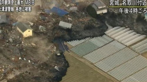 <YONHAP PHOTO-2877> In this video image taken from Japan's NHK TV, a tsunami surge carrying debris sweeps between houses to reach poly tunnels on farmland near Sendai in Miyagi Prefecture Japan Friday March 11, 2011 following a massive earth quake. A magnitude 8.9 earthquake slammed Japan's northeastern coast Friday, unleashing a 13-foot (4-meter) tsunami that swept boats, cars, buildings and tons of debris miles inland. Fires triggered by the quake burned out of control up and down the coast. (AP PHOTO/NHK TV) MANDATORY CREDIT, JAPAN OUT, TV OUT, NO SALES, EDITORIAL USE ONLY/2011-03-11 22:18:31/ <저작권자 ⓒ 1980-2011 ㈜연합뉴스. 무단 전재 재배포 금지.>
In this video image taken from Japan’s NHK TV, a tsunami surge carrying debris sweeps between houses to reach poly tunnels on farmland near Sendai in Miyagi Prefecture Japan on March 11. AP-Yonhap News
