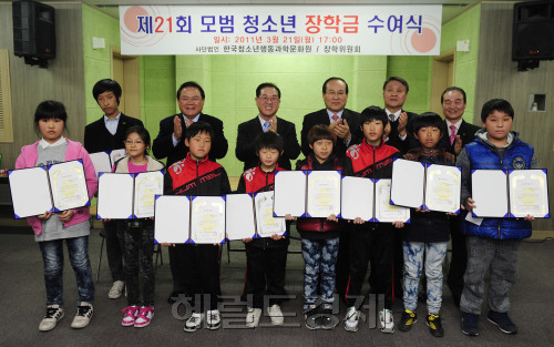 (사)한국청소년행동과학문화원(이사장 김흥주 이하 한청행)의 장학위원회가 <br />21일 오후 사당청소년문화의집 강당에서 어려운 환경 속에서도 타의 모범이 <br />되는 청소년 18명과 서울남성초등학교 축구부에게 장학금을 수여하고 기념촬<br />영을 하고 있다. <br /><br />한청행은 1989년에 설립돼 장학사업을 비롯, 청소년 체험 캠프, 댄스, 가요, <br />길거리 농구대회, 한중 청소년 국제교류협약, 진로박람회 등 청소년 복지와 <br />활동 진흥을 위한 다양한 청소년 사업을 펼치고 있으며, 1991년부터 21회에 <br />걸쳐 총 500여명의 청소년에게 장학금과 축구부 발전기금을 지급해 왔다.(사진 뒷줄 왼쪽 두번째부터 양석승 한국대부금융협회 회장, 문충실 동작구청장, 김흥주 이사장, 문병석 이사, 이탁규 장학위 회장) 박해묵 기자/mook@heraldm.com
(사)한국청소년행동과학문화원(이사장 김흥주 이하 한청행)의 장학위원회가
21일 오후 사당청소년문화의집 강당에서 어려운 환경 속에서도 타의 모범이
되는 청소년 18명과 서울남성초등학교 축구부에게 장학금을 수여하고 기념촬
영을 하고 있다.
한청행은 1989년에 설립돼 장학사업을 비롯, 청소년 체험 캠프, 댄스, 가요,
길거리 농구대회, 한중 청소년 국제교류협약, 진로박람회 등 청소년 복지와
활동 진흥을 위한 다양한 청소년 사업을 펼치고 있으며, 1991년부터 21회에
걸쳐 총 500여명의 청소년에게 장학금과 축구부 발전기금을 지급해 왔다.(사진 뒷줄 왼쪽 두번째부터 양석승 한국대부금융협회 회장, 문충실 동작구청장, 김흥주 이사장, 문병석 이사, 이탁규 장학위 회장) 박해묵 기자/mook@heraldm.com