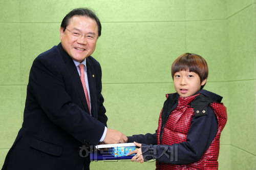 양석승 한국대부금융협회 회장이 21일 (사)한국청소년행동과학문화원(이사장 김흥주)이 주최한 '제21회 모범청소년 장학금 수여식'에 참석해 학생들에게 장학증서를 수여하며 격려하고 있다. 박해묵 기자/mook@heraldm.com
양석승 한국대부금융협회 회장이 21일 (사)한국청소년행동과학문화원(이사장 김흥주)이 주최한 '제21회 모범청소년 장학금 수여식'에 참석해 학생들에게 장학증서를 수여하며 격려하고 있다. 박해묵 기자/mook@heraldm.com