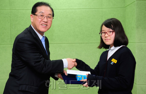 문충실 동작구청장이 21일 (사)한국청소년행동과학문화원(이사장 김흥주)이 주최한 '제21회 모범청소년 장학금 수여식'에 참석해 학생들에게 장학증서를 수여하며 격려하고 있다. 박해묵 기자/mook@heraldm.com
문충실 동작구청장이 21일 (사)한국청소년행동과학문화원(이사장 김흥주)이 주최한 '제21회 모범청소년 장학금 수여식'에 참석해 학생들에게 장학증서를 수여하며 격려하고 있다. 박해묵 기자/mook@heraldm.com