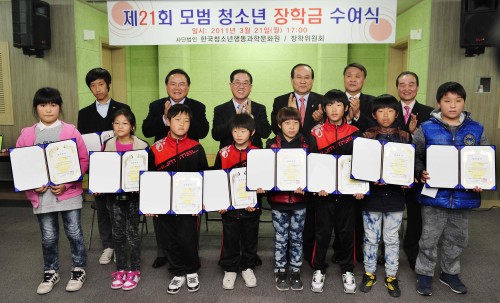 (사)한국청소년행동과학문화원(이사장 김흥주 이하 한청행)의 장학위원회가 <br />21일 오후 사당청소년문화의집 강당에서 어려운 환경 속에서도 타의 모범이 <br />되는 청소년 18명과 서울남성초등학교 축구부에게 장학금을 수여하고 기념촬<br />영을 하고 있다. <br /><br />한청행은 1989년에 설립돼 장학사업을 비롯, 청소년 체험 캠프, 댄스, 가요, <br />길거리 농구대회, 한중 청소년 국제교류협약, 진로박람회 등 청소년 복지와 <br />활동 진흥을 위한 다양한 청소년 사업을 펼치고 있으며, 1991년부터 21회에 <br />걸쳐 총 500여명의 청소년에게 장학금과 축구부 발전기금을 지급해 왔다.(사진 뒷줄 왼쪽 두번째부터 양석승 한국대부금융협회 회장, 문충실 동작구청장, 김흥주 이사장, 문병석 이사, 이탁규 장학위 회장) 박해묵 기자/mook@heraldm.com
(사)한국청소년행동과학문화원(이사장 김흥주 이하 한청행)의 장학위원회가
21일 오후 사당청소년문화의집 강당에서 어려운 환경 속에서도 타의 모범이
되는 청소년 18명과 서울남성초등학교 축구부에게 장학금을 수여하고 기념촬
영을 하고 있다.
한청행은 1989년에 설립돼 장학사업을 비롯, 청소년 체험 캠프, 댄스, 가요,
길거리 농구대회, 한중 청소년 국제교류협약, 진로박람회 등 청소년 복지와
활동 진흥을 위한 다양한 청소년 사업을 펼치고 있으며, 1991년부터 21회에
걸쳐 총 500여명의 청소년에게 장학금과 축구부 발전기금을 지급해 왔다.(사진 뒷줄 왼쪽 두번째부터 양석승 한국대부금융협회 회장, 문충실 동작구청장, 김흥주 이사장, 문병석 이사, 이탁규 장학위 회장) 박해묵 기자/mook@heraldm.com