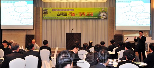 22일 서울 팔레스호텔에서 기상청 주최 기상정보산업의 전략적 육성을 위한 스마트 기술 정책포럼이열려 이상운남서울대교수가'웨비게이션(Weavigation)현황과 전망' 이라는 주제 발표를 하고 있다.<br />김명섭 기자 msiron@
22일 서울 팔레스호텔에서 기상청 주최 기상정보산업의 전략적 육성을 위한 스마트 기술 정책포럼이열려 이상운남서울대교수가'웨비게이션(Weavigation)현황과 전망' 이라는 주제 발표를 하고 있다.
김명섭 기자 msiron@