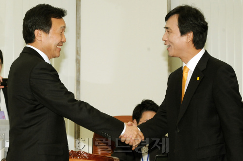 손학규 (왼쪽)민주당 대표가 22일 오전 국회 당대표실에서 신임 인사차 예방한  유시민 국민참여당 대표와 반갑게 인사를 하고 있다.양동출dcyang@heraldm.com/110322/
손학규 (왼쪽)민주당 대표가 22일 오전 국회 당대표실에서 신임 인사차 예방한  유시민 국민참여당 대표와 반갑게 인사를 하고 있다.양동출dcyang@heraldm.com/110322/
손학규 (왼쪽)민주당 대표가 22일 오전 국회 당대표실에서 신임 인사차 예방한  유시민 국민참여당 대표와 반갑게 인사를 하고 있다.양동출dcyang@heraldm.com/110322/
손학규(왼쪽) 민주당 대표가 22일 오전 국회 당대표실에서 신임 인사차 예방한 유시민 국민참여당 대표와 반갑게 인사를 하고 있다. 양동출 기자/dcyang@heraldm.com