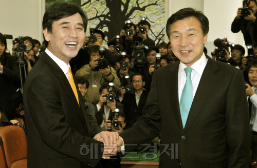 손학규(오른쪽) 민주당 대표가 22일 오전 국회 당대표실에서 신임 인사차 예방한  유시민 국민참여당 대표와 반갑게 인사를 하고 있다.양동출dcyang@heraldm.com/110322/
손학규(오른쪽) 민주당 대표가 22일 오전 국회 당대표실에서 신임 인사차 예방한  유시민 국민참여당 대표와 반갑게 인사를 하고 있다.양동출dcyang@heraldm.com/110322/
손학규(오른쪽) 민주당 대표가 22일 오전 국회 당대표실에서 신임 인사차 예방한  유시민 국민참여당 대표와 반갑게 인사를 하고 있다.양동출dcyang@heraldm.com/110322/