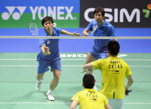 <YONHAP PHOTO-2642> (110310) -- BIRMINGHAM, March 10, 2011 (Xinhua) -- South Korea's Lee Yong Dae (L) and Jung Jae Sung (above R) compete during the men's doubles second round match against China's Chai Biao and Guo Zhendong in the 2011 All England Open Badminton Championship at the National Indoor Arena in Birmingham, Britain, March 10, 2011. The South Korea's combination lost 1-2. (Xinhua/Zeng Yi)/2011-03-10 23:12:33/ <저작권자 ⓒ 1980-2011 ㈜연합뉴스. 무단 전재 재배포 금지.>
Korea’s Lee Yong-dae (left) and Jung Jae-sung compete during the men’s doubles second round match at the All England Open Badminton Championships earlier this month. Xinhua-Yonhap News