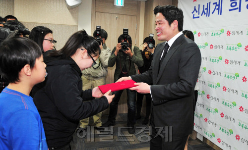 22일 서울 중구 무교동 어린이재단에서 열린 신세계 희망배달 캠페인 5주년, 장학금 전달식에서 정용진 부회장이 학생들에게 장학금을 수여 하고 있다.<br />김명섭 기자 msiron@
22일 서울 중구 무교동 어린이재단에서 열린 신세계 희망배달 캠페인 5주년, 장학금 전달식에서 정용진 부회장이 학생들에게 장학금을 수여 하고 있다.
김명섭 기자 msiron@