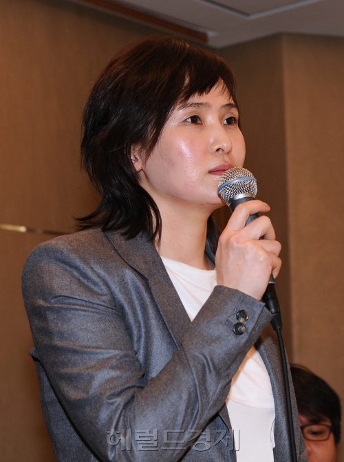 22일 소공동 롯데호텔에서 지난 2007년 전 청와대 정책실장과의 스캔들, 학력위조 사건 등으로 파문을 일으켰던 전직 큐레이터 신정아씨의 책 4001의 출판 간담회가 열렸다.<br />이상섭기자/babtong@heraldm.com 2011.03.22
22일 소공동 롯데호텔에서 지난 2007년 전 청와대 정책실장과의 스캔들, 학력위조 사건 등으로 파문을 일으켰던 전직 큐레이터 신정아씨의 책 4001의 출판 간담회가 열렸다.
이상섭기자/babtong@heraldm.com 2011.03.22