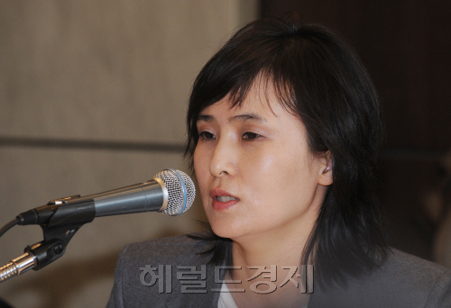 22일 소공동 롯데호텔에서 지난 2007년 전 청와대 정책실장과의 스캔들, 학력위조 사건 등으로 파문을 일으켰던 전직 큐레이터 신정아씨의 책 4001의 출판 간담회가 열렸다.<br />이상섭기자/babtong@heraldm.com 2011.03.22
22일 소공동 롯데호텔에서 지난 2007년 전 청와대 정책실장과의 스캔들, 학력위조 사건 등으로 파문을 일으켰던 전직 큐레이터 신정아씨의 책 4001의 출판 간담회가 열렸다.
이상섭기자/babtong@heraldm.com 2011.03.22
22일 소공동 롯데호텔에서 지난 2007년 전 청와대 정책실장과의 스캔들, 학력위조 사건 등으로 파문을 일으켰던 전직 큐레이터 신정아씨의 책 4001의 출판 간담회가 열렸다.
이상섭기자/babtong@heraldm.com 2011.03.22