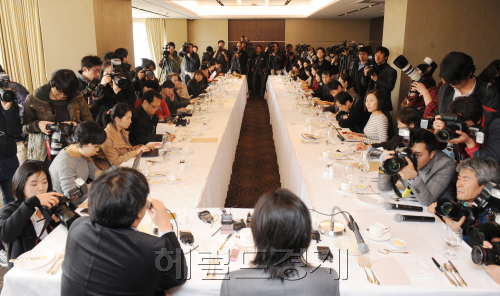 22일 소공동 롯데호텔에서 지난 2007년 전 청와대 정책실장과의 스캔들, 학력위조 사건 등으로 파문을 일으켰던  전직 큐레이터 신정아씨의 책 4001의 출판 간담회가 열렸다.<br />이상섭기자/babtong@heraldm.com 2011.03.22
22일 소공동 롯데호텔에서 지난 2007년 전 청와대 정책실장과의 스캔들, 학력위조 사건 등으로 파문을 일으켰던  전직 큐레이터 신정아씨의 책 4001의 출판 간담회가 열렸다.
이상섭기자/babtong@heraldm.com 2011.03.22