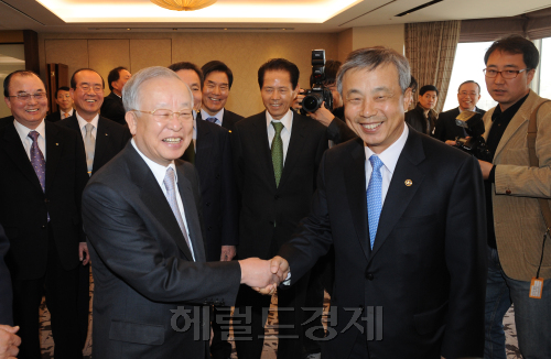 22일 롯데호텔 밸뷰룸에서 대한상공회의소는 이현동 국세청장 초청 오찬을 가졌다.<br />손경식 대한상의회장과 이현동 국세청장이 악수를 하고 있다.<br />이상섭기자/babtong@heraldm.com 2011.03.22
22일 롯데호텔 밸뷰룸에서 대한상공회의소는 이현동 국세청장 초청 오찬을 가졌다.
손경식 대한상의회장과 이현동 국세청장이 악수를 하고 있다.
이상섭기자/babtong@heraldm.com 2011.03.22