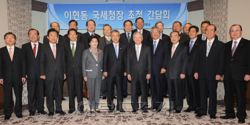 22일 롯데호텔 밸뷰룸에서 대한상공회의소는 이현동 국세청장 초청 오찬을 가졌다.<br />손경식 대한상의회장과 이현동 국세청장등 참석자들이 기념촬영을 하고 있다.<br />이상섭기자/babtong@heraldm.com 2011.03.22
22일 롯데호텔 밸뷰룸에서 대한상공회의소는 이현동 국세청장 초청 오찬을 가졌다.
손경식 대한상의회장과 이현동 국세청장등 참석자들이 기념촬영을 하고 있다.
이상섭기자/babtong@heraldm.com 2011.03.22