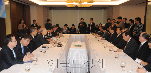 22일 롯데호텔 밸뷰룸에서 대한상공회의소는 이현동 국세청장 초청 오찬을 가졌다. <br />이상섭기자/babtong@heraldm.com 2011.03.22
22일 롯데호텔 밸뷰룸에서 대한상공회의소는 이현동 국세청장 초청 오찬을 가졌다.
이상섭기자/babtong@heraldm.com 2011.03.22