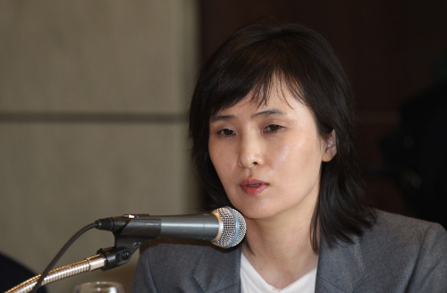 <YONHAP PHOTO-1534> 신정아, '4001은 제 수인번호' (서울=연합뉴스) 김주성 기자 = 지난 2007년 학력위조 사건 등으로 세상을 떠들썩하게 했던 신정아 씨가 22일 오전 자전적 에세이 '4001' 출간 간담회를 갖기 위해 서울 소공동 롯데호텔 간담회장으로 들어서고 있다. 복역 중 가슴에 달았던 수인번호를 제목으로 한 자전적 에세이 '4001'은 2007년 사건이 불거졌을 때부터 최근까지 써놓은 일기를 엮은 것으로, 변양균 전 청와대 정책실장과의 만남과 헤어짐, 사건 이후 자신이 겪은 일과 수감 생활 등에 대한 솔직한 고백이 담겨 있다. 2011.3.22 utzza@yna.co.kr/2011-03-22 14:24:52/ <저작권자 ⓒ 1980-2011 ㈜연합뉴스. 무단 전재 재배포 금지.>
Shin Jeong-ah speaks during a press conference at Lotte Hotel in Sogong-dong, central Seoul, on Tuesday. Yonhap News