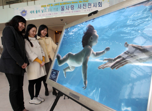 <YONHAP PHOTO-1627> 세계 물의 날‥물사랑 사진전 (서울=연합뉴스) 임헌정 기자 = 22일 서울 서초구 서초동 서초구청 로비에서 세계 물의 날 기념 '물사랑 사진전시회'가 열리고 있다. 전시는 25일까지 계속된다. 2011.3.22 kane@yna.co.kr/2011-03-22 15:02:52/ <저작권자 ⓒ 1980-2011 ㈜연합뉴스. 무단 전재 재배포 금지.>
People look at a photo at an exhibition for the U.N.-designated World Water Day on Tuesday at the Seocho-gu office in Seoul.
Yonhap News
People look at a photo at an exhibition for the U.N.-designated World Water Day on Tuesday at the Seocho-gu office in Seoul.
Yonhap News