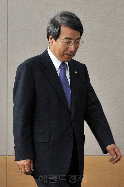 30일 오전 세종로 정부중앙청사에서 정운찬 국무총리가 어제 국회에서 세종시 수정안 부결에 대한 입장표명을 하고 있다. <br /><br />이상섭 기자. babtong@heraldm.com 2010.06.30