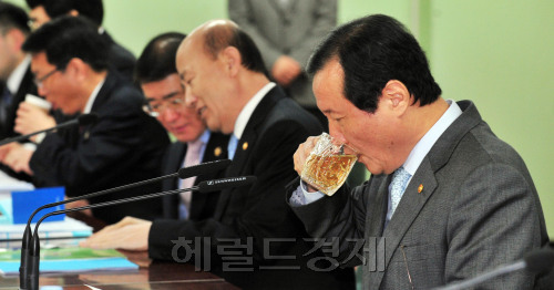 23일 과천 정부청사 기획재정부에서 열린 경제정책조정회의에서 윤증현 기획재정부 장관이 회의전 물을 마시고 있다.<br />김명섭 기자 msiron@
23일 과천 정부청사 기획재정부에서 열린 경제정책조정회의에서 윤증현 기획재정부 장관이 회의전 물을 마시고 있다.
김명섭 기자 msiron@
윤증현 기획재정부 장관은 23일 정부과천청사에서 각 부처 장관이 참석한 가운데 경제정책조정회의를 했다. 윤 장관은 “원전을 포함한 에너지 수급 전략은 미래 전략의 근간”이라면서 “원전 건설에 따른 효율과 비용, 수급 전망, 기후 변화 대응 등 다양한 측면을 종합적으로 고려해 접근해야 한다”고 강조했다. 김명섭 기자/msiron@