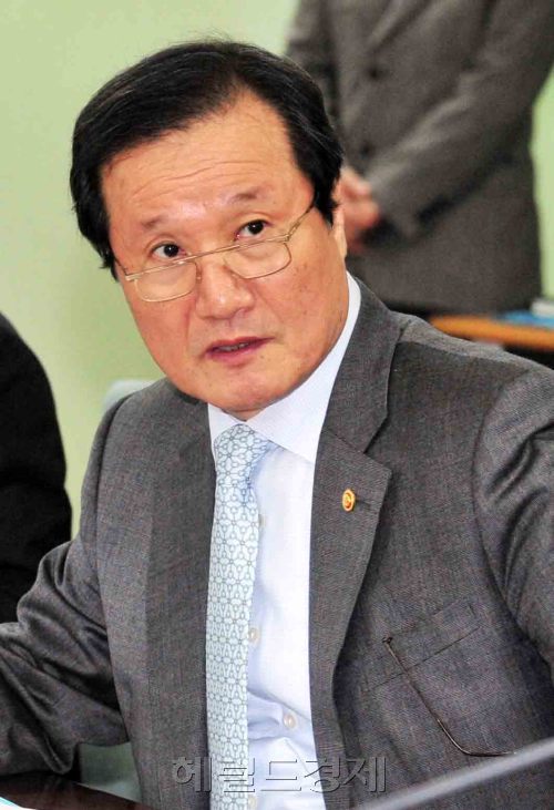 23일 과천 정부청사 기획재정부에서 열린 경제정책조정회의에서 윤증현 기획재정부 장관이 회의를 주재하고 있다.<br />김명섭 기자 msiron@
23일 과천 정부청사 기획재정부에서 열린 경제정책조정회의에서 윤증현 기획재정부 장관이 회의를 주재하고 있다.
김명섭 기자 msiron@