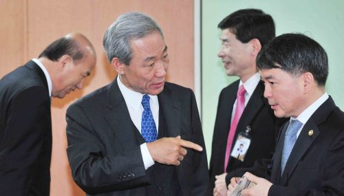 23일 과천 정부청사 기획재정부에서 열린 경제정책조정회의에서 회의전 김종훈 통상교섭본부장이 참석자들과 환담을 나누고 있다.<br />김명섭 기자 msiron@
23일 과천 정부청사 기획재정부에서 열린 경제정책조정회의에서 회의전 김종훈 통상교섭본부장이 참석자들과 환담을 나누고 있다.
김명섭 기자 msiron@