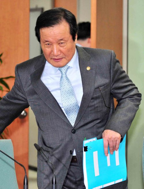 23일 과천 정부청사 기획재정부에서 열린 경제정책조정회의에서 윤증현 기획재정부 장관이 회의장으로 들어오고 있다.<br />김명섭 기자 msiron@
23일 과천 정부청사 기획재정부에서 열린 경제정책조정회의에서 윤증현 기획재정부 장관이 회의장으로 들어오고 있다.
김명섭 기자 msiron@
