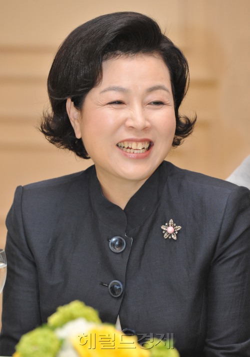 대통령영부인 김윤옥(가운데) 여사가  현지시각  17일 오후 (우리시각 18일 새벽) 미국 워싱턴의 여성예술 박물관에서  미국에서 활동 중인 교포여성작가들과 얘기를 나누고 있다.이길동기자gdlee@heraldm.com
대통령영부인 김윤옥(가운데) 여사가  현지시각  17일 오후 (우리시각 18일 새벽) 미국 워싱턴의 여성예술 박물관에서  미국에서 활동 중인 교포여성작가들과 얘기를 나누고 있다.이길동기자gdlee@heraldm.com
대통령영부인 김윤옥(가운데) 여사가  현지시각  17일 오후 (우리시각 18일 새벽) 미국 워싱턴의 여성예술 박물관에서  미국에서 활동 중인 교포여성작가들과 얘기를 나누고 있다.이길동기자gdlee@heraldm.com