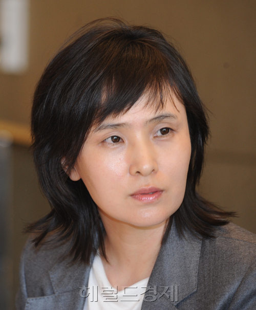 22일 소공동 롯데호텔에서 지난 2007년 전 청와대 정책실장과의 스캔들, 학력위조 사건 등으로 파문을 일으켰던 전직 큐레이터 토토사이트 필드원씨의 책 4001의 출판 간담회가 열렸다.<br alt=