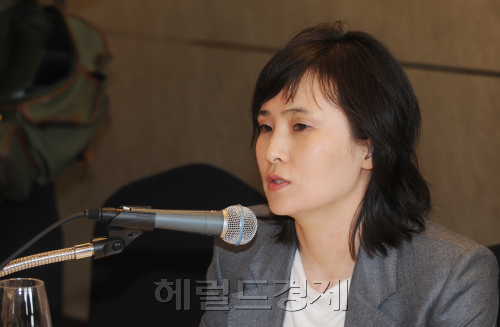 22일 소공동 롯데호텔에서 지난 2007년 전 청와대 정책실장과의 스캔들, 학력위조 사건 등으로 파문을 일으켰던  전직 큐레이터 신정아씨의 책 4001의 출판 간담회가 열렸다.<br />이상섭기자/babtong@heraldm.com 2011.03.22