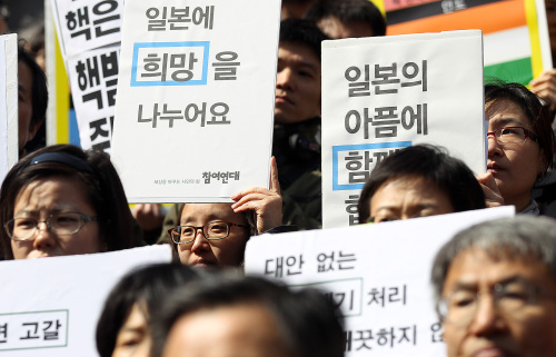 <YONHAP PHOTO-1464> <日대지진> '일본에 희망을 나눠요' (서울=연합뉴스) 이지은 기자 = 참여연대와 민주노동당 등 시민단체와 정당이 22일 오전 서울 종로구 세종로 세종문화회관 앞에서 기자회견을 열고 있다. 이들은 일본 대지진과 원전 사고를 계기로 정부의 에너지 정책 기조가 바뀌어야 한다고 주장했다. 2011.3.22 jieunlee@yna.co.kr/2011-03-22 14:06:37/ <저작권자 ⓒ 1980-2011 ㈜연합뉴스. 무단 전재 재배포 금지.>
<YONHAP PHOTO-1464> <日대지진> '일본에 희망을 나눠요' (서울=연합뉴스) 이지은 기자 = 참여연대와 민주노동당 등 시민단체와 정당이 22일 오전 서울 종로구 세종로 세종문화회관 앞에서 기자회견을 열고 있다. 이들은 일본 대지진과 원전 사고를 계기로 정부의 에너지 정책 기조가 바뀌어야 한다고 주장했다. 2011.3.22 jieunlee@yna.co.kr/2011-03-22 14:06:37/ <저작권자 ⓒ 1980-2011 ㈜연합뉴스. 무단 전재 재배포 금지.>
<YONHAP PHOTO-1464> <日대지진> '일본에 희망을 나눠요' (서울=연합뉴스) 이지은 기자 = 참여연대와 민주노동당 등 시민단체와 정당이 22일 오전 서울 종로구 세종로 세종문화회관 앞에서 기자회견을 열고 있다. 이들은 일본 대지진과 원전 사고를 계기로 정부의 에너지 정책 기조가 바뀌어야 한다고 주장했다. 2011.3.22 jieunlee@yna.co.kr/2011-03-22 14:06:37/ <저작권자 ⓒ 1980-2011 ㈜연합뉴스. 무단 전재 재배포 금지.>
일본 후쿠시마 원전 폭발로 인해 식품과 수돗물에도 방사능 비상이 걸린 가운데, 국내 시민단체 등 관계자들이 22일 서울 세종문화회관앞에서 ‘일본과 희망을 나누어요’ 등의 피켓을 든 채 원자력 안전대책, 에너지정책의 변화를 촉구하는 집회를 열고 있다. [연합뉴스]