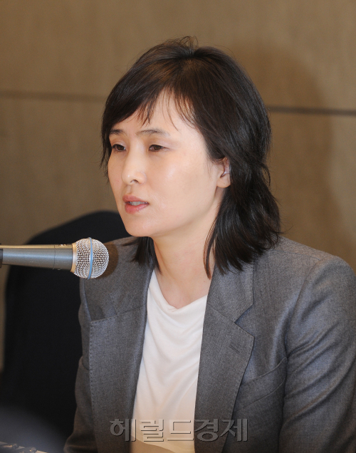 22일 소공동 롯데호텔에서 지난 2007년 전 청와대 정책실장과의 스캔들, 학력위조 사건 등으로 파문을 일으켰던 전직 큐레이터 갤럭시 토토사이트씨의 책 4001의 출판 간담회가 열렸다.<br alt=