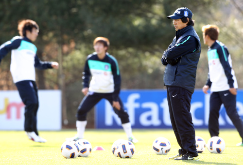 <YONHAP PHOTO-2006> 조광래 감독의 고민 (파주=연합뉴스) 진성철 기자 = 22일 경기도 파주NFC(축구대표팀트레이닝센터)에서 열린 축구국가대표팀 훈련에서 조광래 감독이 선수들의 훈련을 유심히 지켜보고 있다. 2011.3.22 zjin@yna.co.kr/2011-03-22 17:15:45/ <저작권자 ⓒ 1980-2011 ㈜연합뉴스. 무단 전재 재배포 금지.>
Korean national soccer team head coach Cho Kwang-rae looks on during a practice session ahead of the Honduras friendly.   Yonhap News