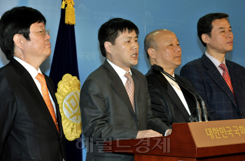 시민사회단체 대표들이 23일 오전 국회 정론관에서 4,27재보선에서 야4당에게 야권단일화 중재안 수용을 촉구하는 기자회견을 하고 있다.양동출dcyang@heraldm.com/110323/
시민사회단체 대표들이 23일 오전 국회 정론관에서 4,27재보선에서 야4당에게 야권단일화 중재안 수용을 촉구하는 기자회견을 하고 있다.양동출dcyang@heraldm.com/110323/
시민사회단체 대표들이 23일 오전 국회 정론관에서 4,27재보선에서 야4당에게 야권단일화 중재안 수용을 촉구하는 기자회견을 하고 있다.양동출dcyang@heraldm.com/110323/