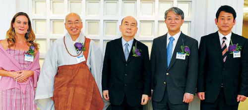 커스티 구스마오(왼쪽부터) 알로라재단 이사장, 법륜 스님, 박태준 청암재단 이사장(포스코 명예회장), 이상엽 카이스트 교수, 최웅집 남한산초등학교 교장이 청암상 시상식 후 기념촬영하고 있다. ［사진제공=포스코］