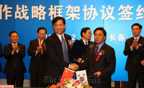 KT&G Corp. president Min Young-jin (front row, right) shakes hands with Jilin Province Vice Governor Chen Weigen after signing a memorandum of understanding in China on Tuesday.  KT&G
민영진 KT&G 사장(사진 오른쪽에서 두번째)과 진위근 길림성 부성장(사진 오른쪽에서 네번째)이 22일 중국 인삼시장 직접 진출을 위한 현지법인 설립 및 공장 건설 등에 관한 MOU를 체결한 후 악수하고 있다.