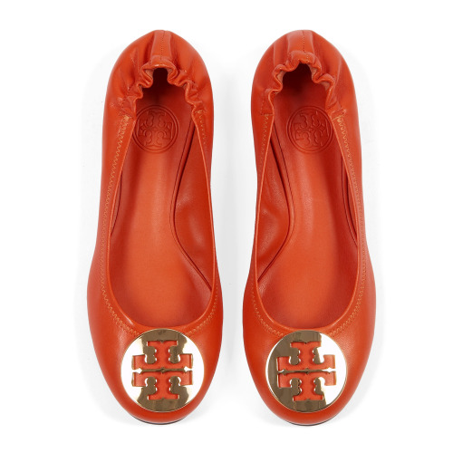 <YONHAP PHOTO-0082> This product image courtesy of Tory Burch shows the Reva flat by Tory Burch. Flat-heeled shoes have stepped up their game to emerge as a hot fashion trend for the spring-summer season. (AP Photo/Tory Burch) No SALES/2011-03-18 00:58:19/ <저작권자 ⓒ 1980-2011 ㈜연합뉴스. 무단 전재 재배포 금지.>
Reva flat by Tory Burch
