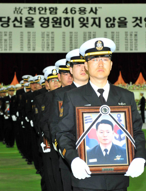 29일 경기도 평택 2함대에서  천안함 희생자 영결식이 열려 영정사진이 분향속에서 영결식장으로 향하고 있다.<br />평택=김명섭 기자 msiron@
29일 경기도 평택 2함대에서  천안함 희생자 영결식이 열려 영정사진이 분향속에서 영결식장으로 향하고 있다.
평택=김명섭 기자 msiron@